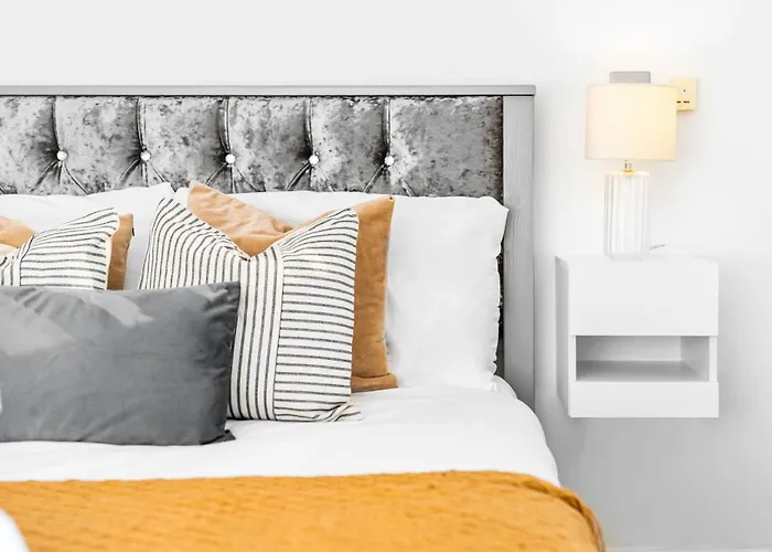 Beautiful City Centre - 1 Bedroom Apt With Secure Parking - Top Rated - 85Cc