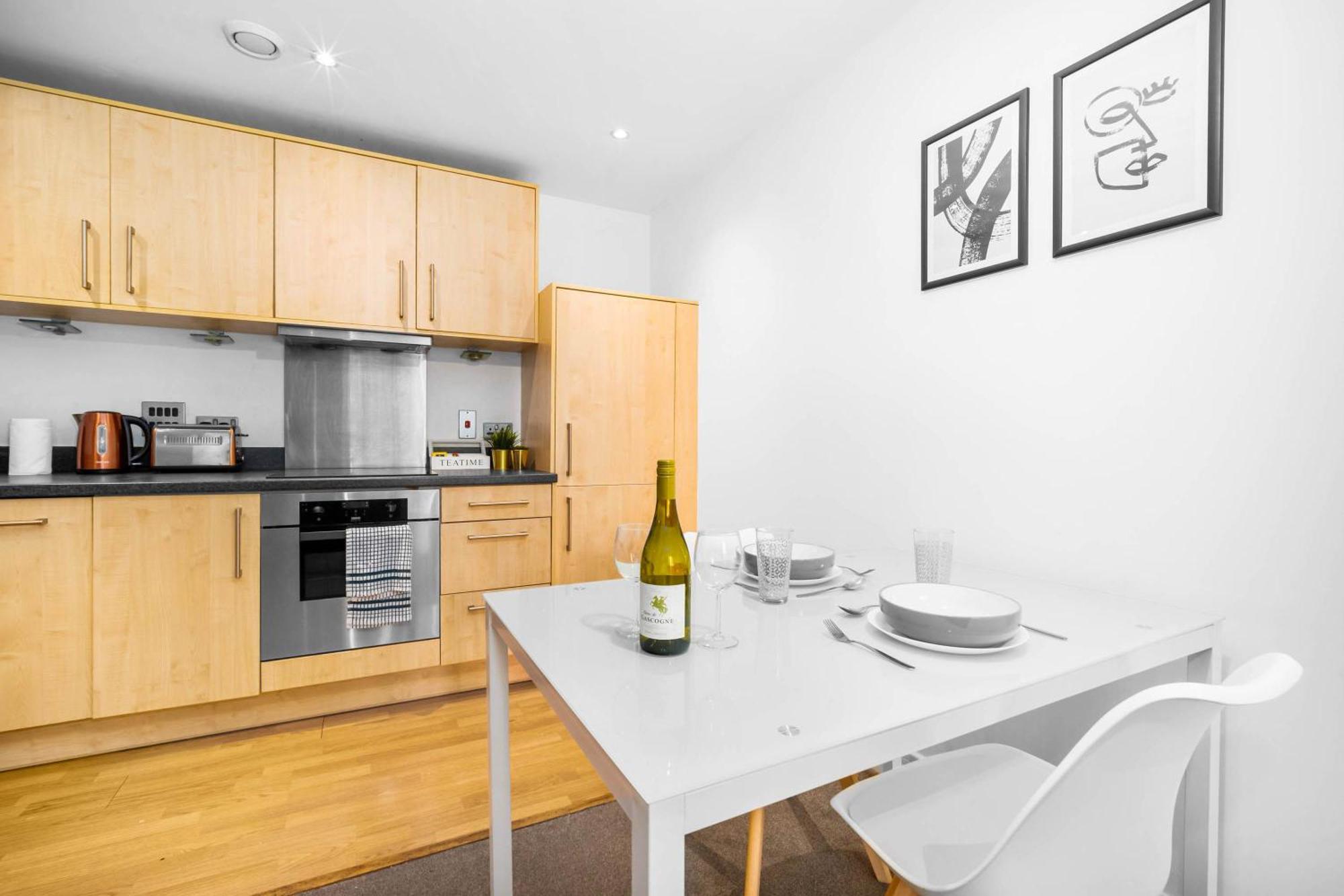 Beautiful Centre - 1 Bedroom With Secure Parking - Rated - 85cc Apartment