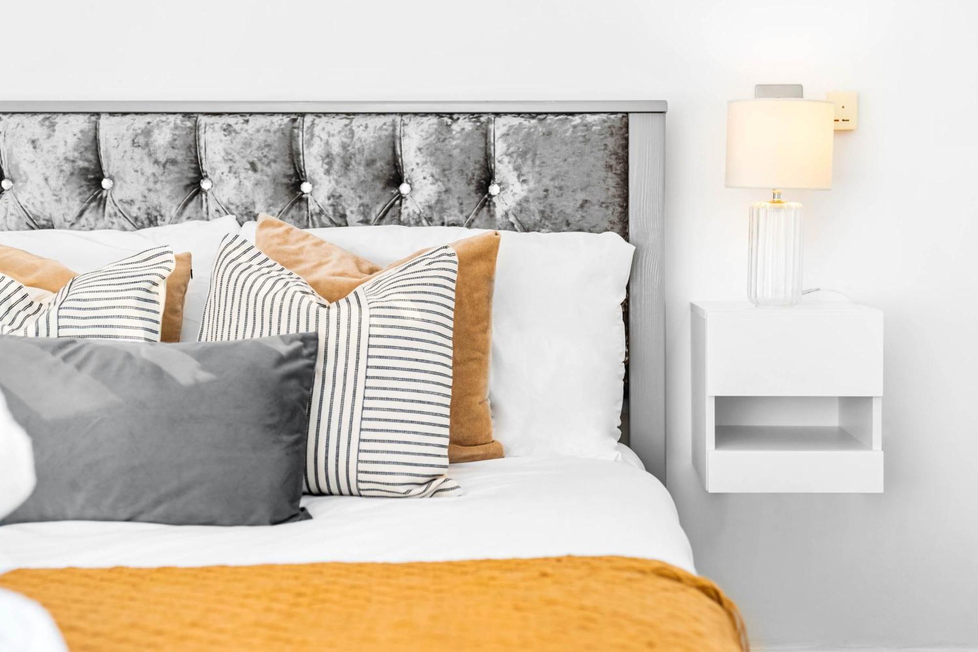 Apartment Beautiful Centre - 1 Bedroom With Secure Parking - Rated - 85cc *