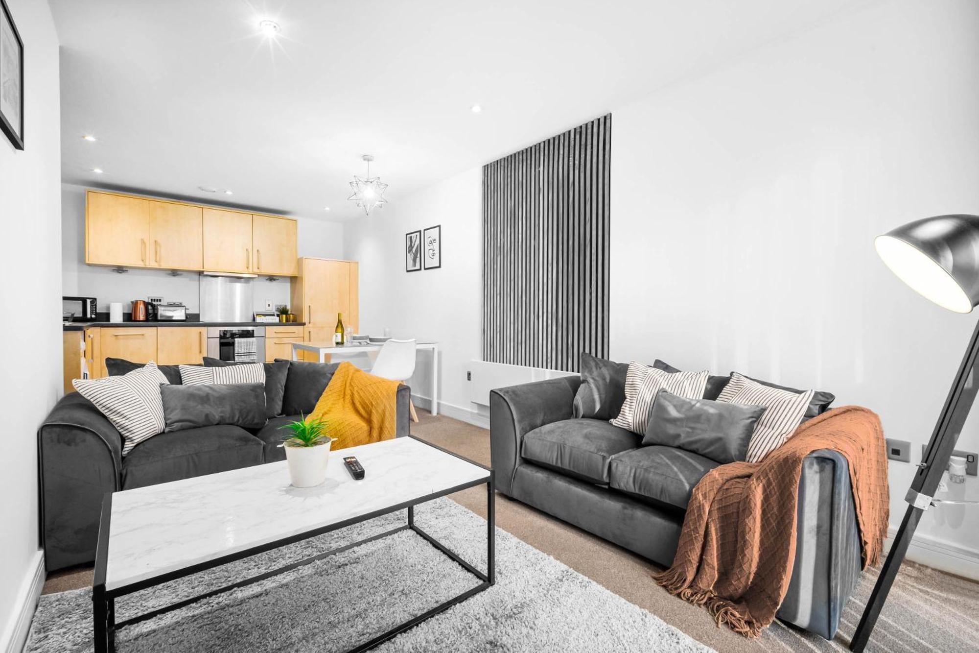 Beautiful Centre - 1 Bedroom With Secure Parking - Rated - 85cc Apartment
